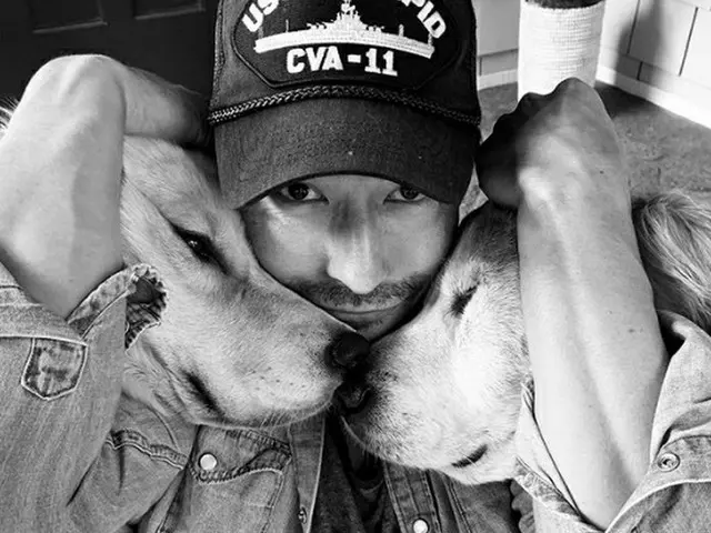 俳優ダニエル・へニー、愛犬と幸せな日常…豊かな髭すら魅力的（画像提供:wowkorea）