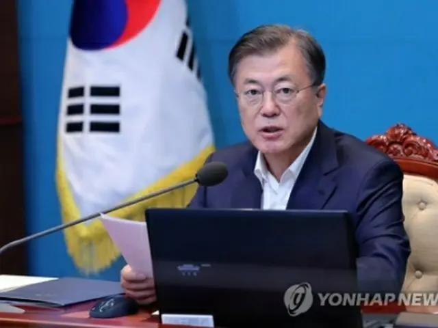 首席秘書官・補佐官会議で発言する文大統領＝５日、ソウル（聯合ニュース）