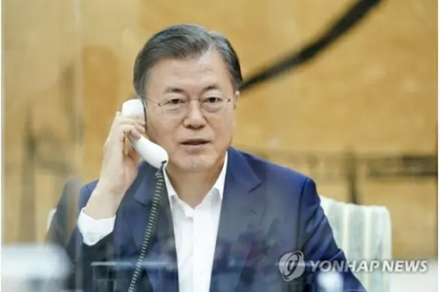 ボルソナロ大統領と会談する文大統領（韓国大統領府提供）＝（聯合ニュース）≪転載・転用禁止≫
