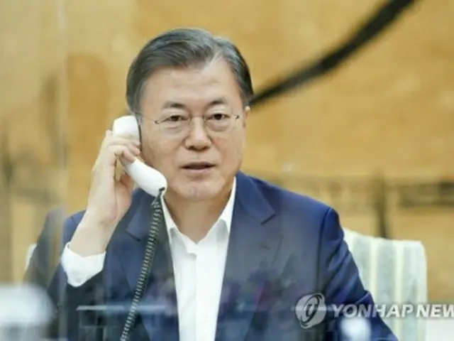 ボルソナロ大統領と会談する文大統領（韓国大統領府提供）＝（聯合ニュース）≪転載・転用禁止≫