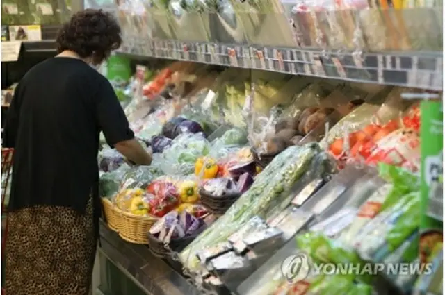 野菜など生鮮品価格が大幅に上がった。スーパーで野菜を選ぶ買い物客（資料写真）＝（聯合ニュース）