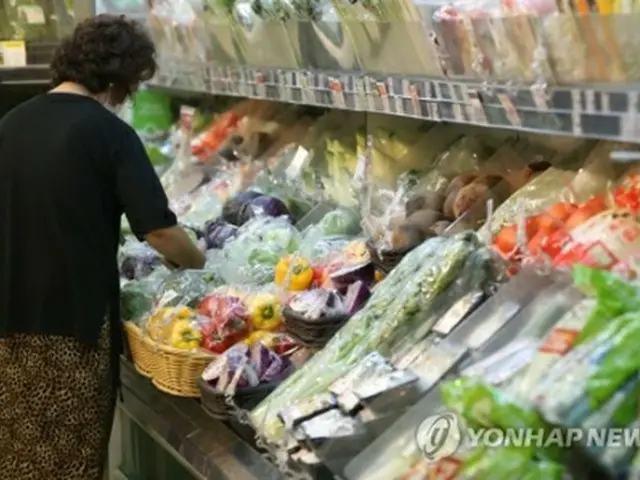 野菜など生鮮品価格が大幅に上がった。スーパーで野菜を選ぶ買い物客（資料写真）＝（聯合ニュース）