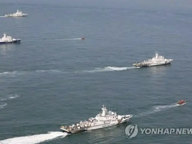 黄海周辺で男性の遺体を捜索する海洋警察庁の船舶（海洋警察庁提供）＝（聯合ニュース）≪転載・転用禁止≫
