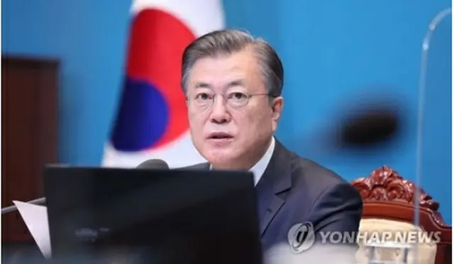 青瓦台（大統領府）で開いた閣議で発言する文大統領＝６日、ソウル（聯合ニュース）