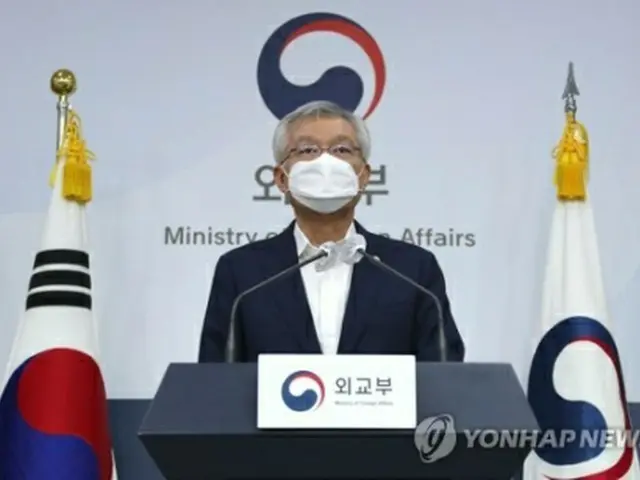 韓日間の入国制限措置の緩和について発表する李泰鎬（イ・テホ）外交部第２次官＝６日、ソウル（聯合ニュース）