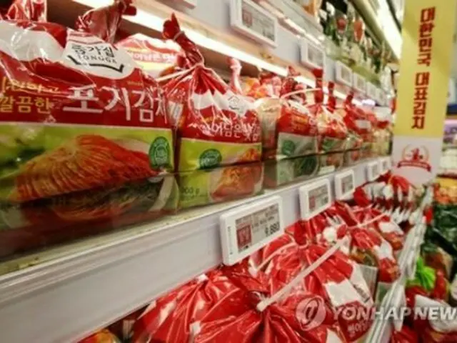 ソウル市内のスーパーで販売されているキムチ（資料写真）＝（聯合ニュース）