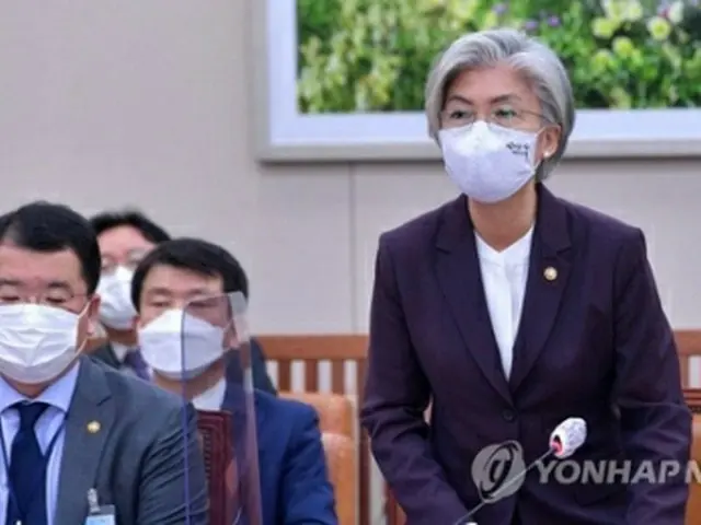 国会外交統一委員会による国政監査に出席した康京和（カン・ギョンファ）外交部長官（右）＝7日、ソウル（聯合ニュース）