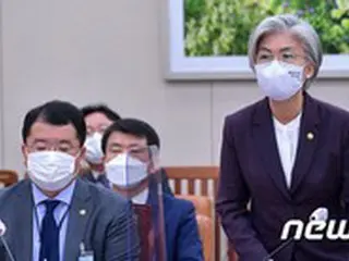 韓国外相「新型コロナの渦中での“夫の出国”、とても申し訳ない」