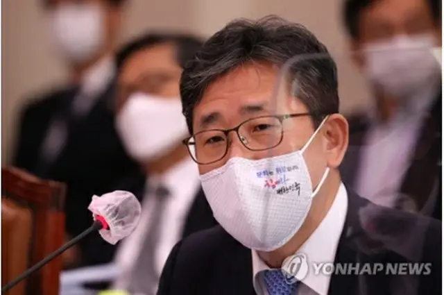 国政監査で議員の質問に答える朴長官＝７日、ソウル（聯合ニュース）