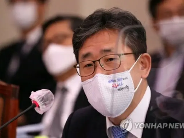 国政監査で議員の質問に答える朴長官＝７日、ソウル（聯合ニュース）