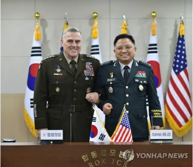昨年１１月に開かれた第４４回韓米軍事委員会に出席した韓米制服組トップの朴漢基（パク・ハンギ）合同参謀本部議長（当時、右）とミリー統合参謀本部議長（韓国軍合同参謀本部提供）＝（聯合ニュース）≪転載・転用禁止≫