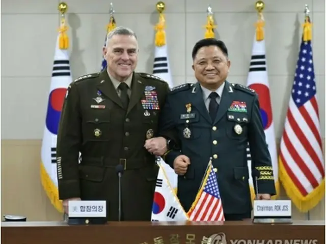 昨年１１月に開かれた第４４回韓米軍事委員会に出席した韓米制服組トップの朴漢基（パク・ハンギ）合同参謀本部議長（当時、右）とミリー統合参謀本部議長（韓国軍合同参謀本部提供）＝（聯合ニュース）≪転載・転用禁止≫