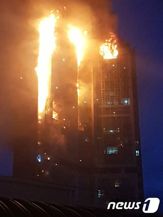 韓国ウルサン、33階住商複合ビル火災7時間経過鎮火難航…強風に再び広がる火（画像提供:wowkorea）