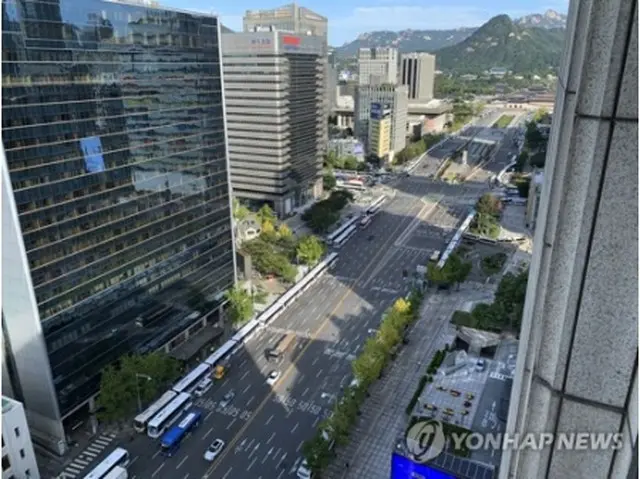 光化門広場周辺の道路沿いに止められた警察のバス＝9日、ソウル（聯合ニュース）