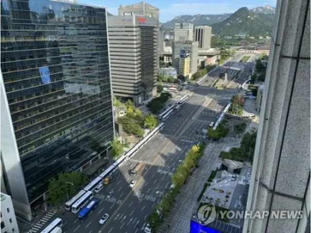 光化門広場周辺の道路沿いに止められた警察のバス＝9日、ソウル（聯合ニュース）