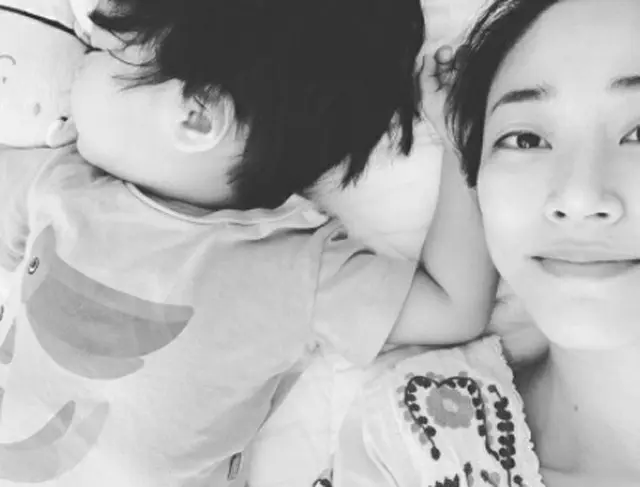 女優キム・ヒョジン、おとなしい次男に母性愛爆発…「ゆっくり大きくなったら」（画像提供:wowkorea）