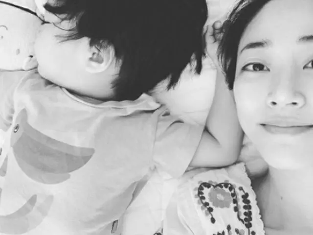 女優キム・ヒョジン、おとなしい次男に母性愛爆発…「ゆっくり大きくなったら」（画像提供:wowkorea）