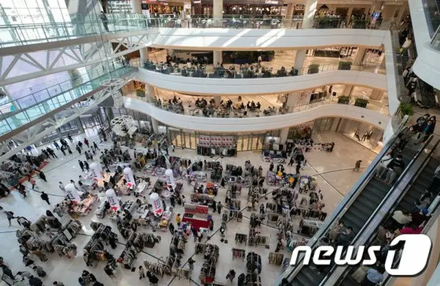 ハングルの日で連休初日である9日、ソウルヨンドゥンポのタイムズスクエアを訪れた人々。（画像提供:wowkorea）