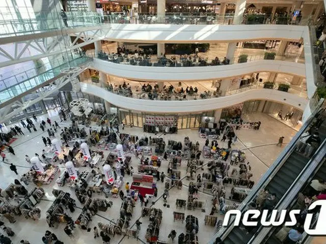 ハングルの日で連休初日である9日、ソウルヨンドゥンポのタイムズスクエアを訪れた人々。（画像提供:wowkorea）