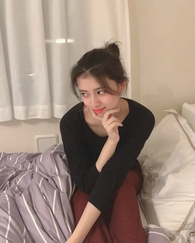「NiziU」のRIMA（リマ）、母親譲りの美しさでファンたちに「良い週末を」とメッセージ（画像:「NiziU」公式インスタグラム）