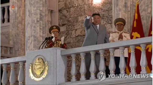 軍事パレードで手を振る金正恩氏（朝鮮中央テレビから）＝（聯合ニュース）≪転載・転用禁止≫