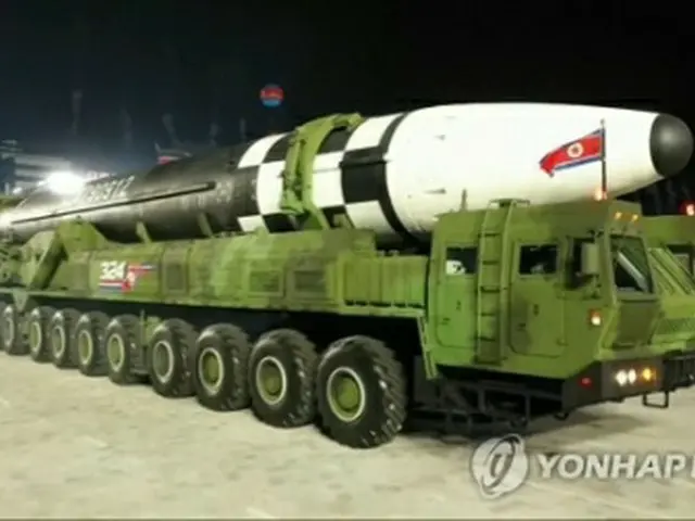 北朝鮮は１０日、朝鮮労働党創建７５周年を迎えて軍事パレードを実施し、新型ＩＣＢＭを公開した（朝鮮中央テレビより）＝（聯合ニュース）≪転載・転用禁止≫