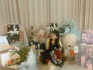 スジ（元Miss A）、壁一面を埋める誕生日プレゼントに笑顔
