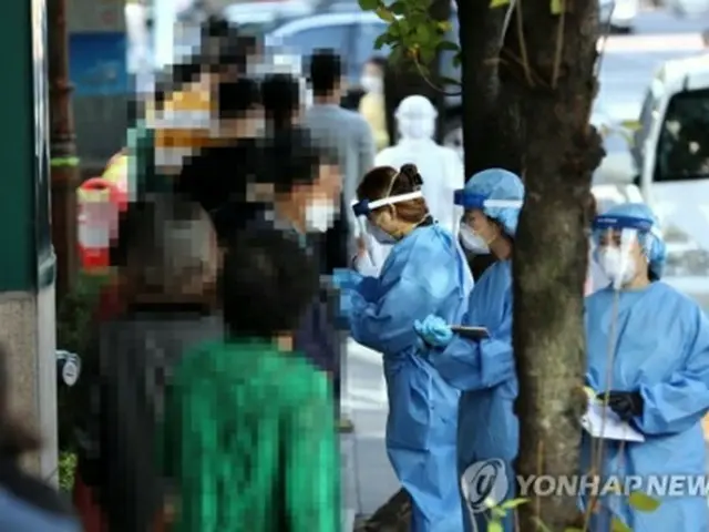 韓国中部、大田市内の保健所に設けられた新型コロナウイルスの専用診療所で市民らが検査の順番待ちをしている（資料写真）＝（聯合ニュース）