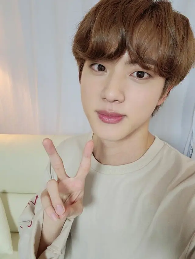 「BTS」の公式SNSにアップされたJINの自撮り写真。（画像提供:wowkorea）
