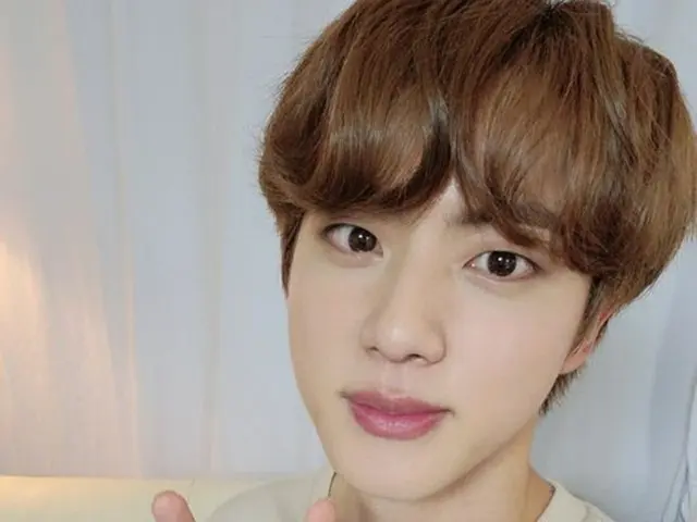 「BTS」の公式SNSにアップされたJINの自撮り写真。（画像提供:wowkorea）