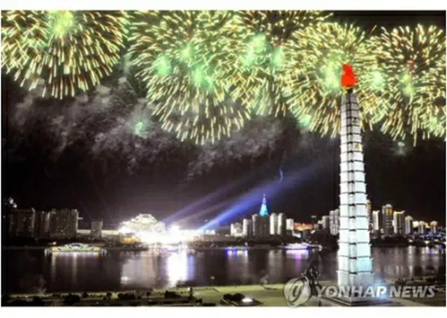 朝鮮労働党機関紙、労働新聞は１０日未明に党創建７５周年を祝う軍事パレードが行われたと報じた。夜空を彩る花火＝（労働新聞＝聯合ニュース）≪転載・転用禁止≫
