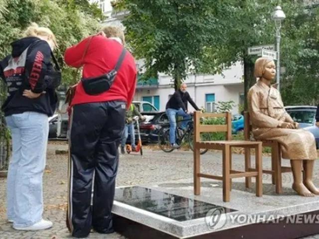 ミッテ区に設置された慰安婦被害者を象徴する「平和の少女像」＝（聯合ニュース）