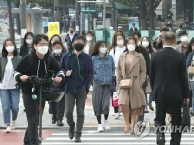 社会的距離の確保のレベルが第１段階に引き下げられた１２日のソウル市内の様子＝（聯合ニュース）