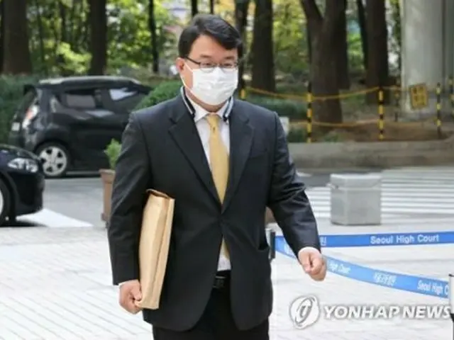 出廷する原告側の弁護人＝12日、ソウル（聯合ニュース）