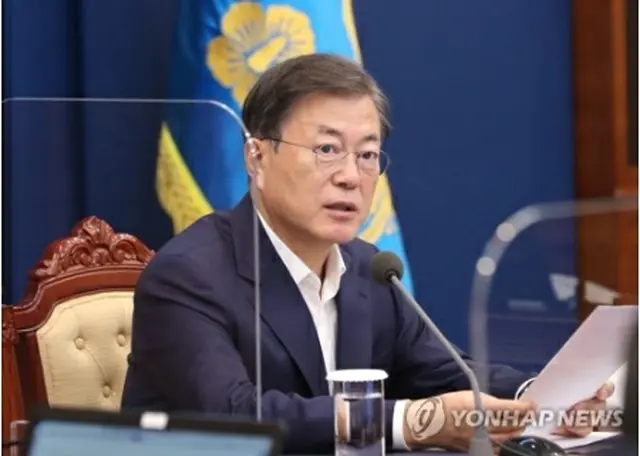 首席秘書官・補佐官会議で発言する文大統領＝１２日、ソウル（聯合ニュース）