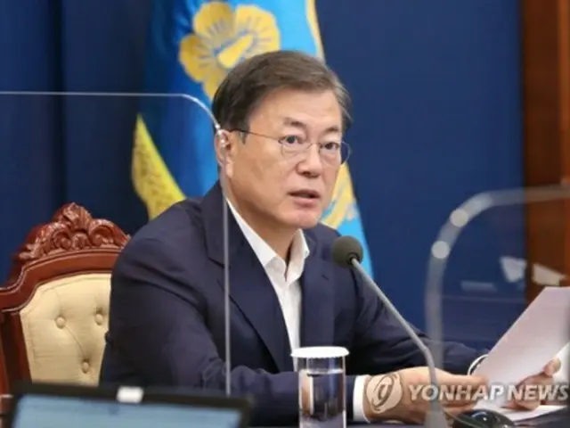 首席秘書官・補佐官会議で発言する文大統領＝１２日、ソウル（聯合ニュース）