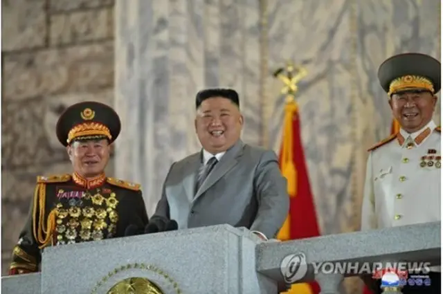 朝鮮中央通信は党創建７５周年の閲兵式が１０日午前０時に開催されたと伝えた。笑顔で見守る金委員長（中央）＝（聯合ニュース）≪転載・転用禁止≫