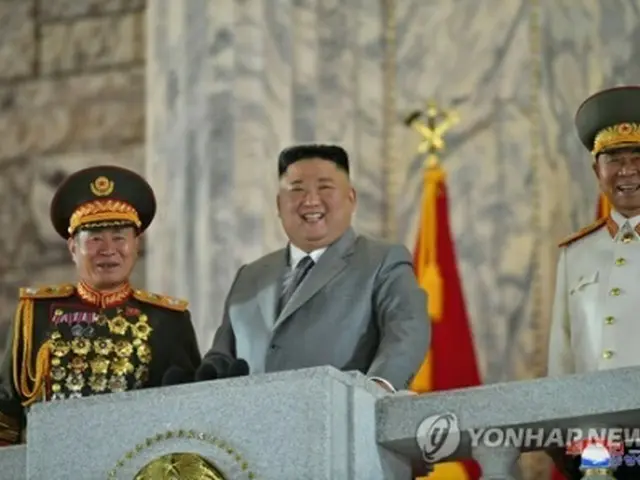 朝鮮中央通信は党創建７５周年の閲兵式が１０日午前０時に開催されたと伝えた。笑顔で見守る金委員長（中央）＝（聯合ニュース）≪転載・転用禁止≫