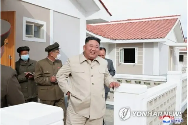 朝鮮中央通信は15日、金委員長が台風の復旧作業が行われている地域を視察したと報じた＝（聯合ニュース）≪転載・転用禁止≫