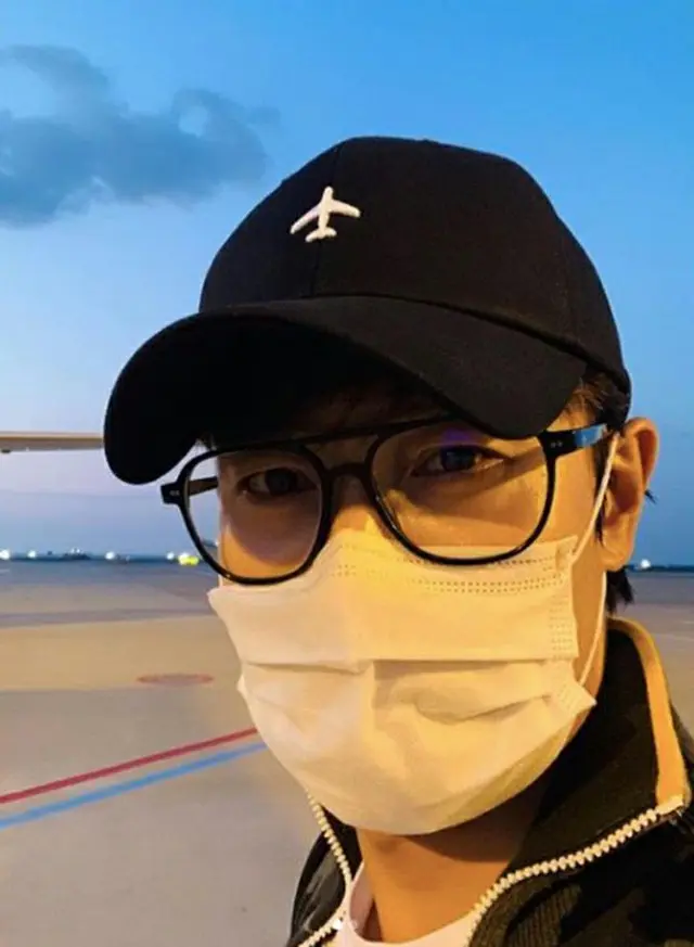 俳優イ・ビョンホン、妻のイ・ミンジョンが指南？自撮り練習中を思わせるショット公開…完全防備な姿でも光るカリスマ（画像提供:wowkorea）