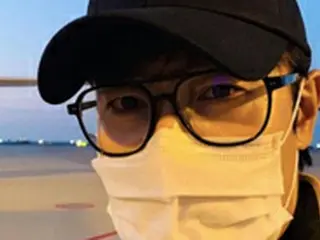俳優イ・ビョンホン、妻のイ・ミンジョンが指南？自撮り練習中を思わせるショット公開…完全防備な姿でも光るカリスマ