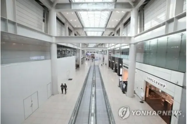 閑散としている仁川国際空港の免税店＝13日、仁川（聯合ニュース）