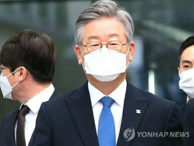 判決公判を終えて高裁を出る李在明氏＝16日、水原（聯合ニュース）