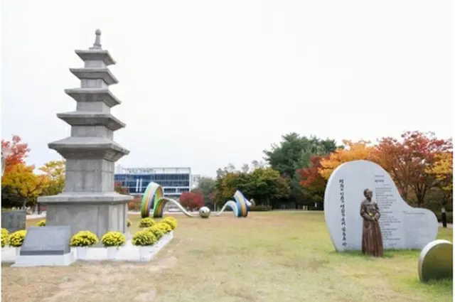 金福童さんの像のそばに建てられた石塔の模型（利川市提供）＝（聯合ニュース）≪転載・転用禁止≫