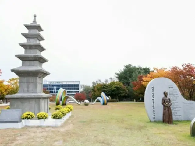 金福童さんの像のそばに建てられた石塔の模型（利川市提供）＝（聯合ニュース）≪転載・転用禁止≫