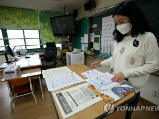 授業の準備を行うソウル市内の小学校の教師＝１６日、ソウル（聯合ニュース）