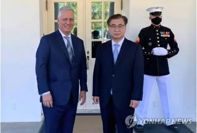 １４日、米ワシントンで会談する徐氏（右）とオブライエン氏（米ＮＳＣのツイッターより）＝（聯合ニュース）≪転載・転用禁止≫