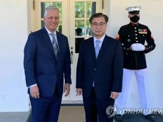 １４日、米ワシントンで会談する徐氏（右）とオブライエン氏（米ＮＳＣのツイッターより）＝（聯合ニュース）≪転載・転用禁止≫