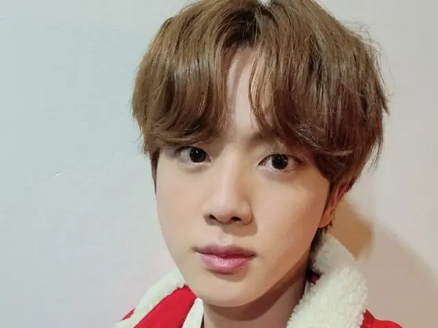 17日、JINが「BTS」の公式SNSに自撮り2枚をアップした。（画像提供:wowkorea）