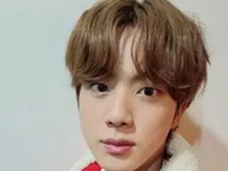 「BTS（防弾少年団）」JIN、童顔美あふれる自撮り2枚公開